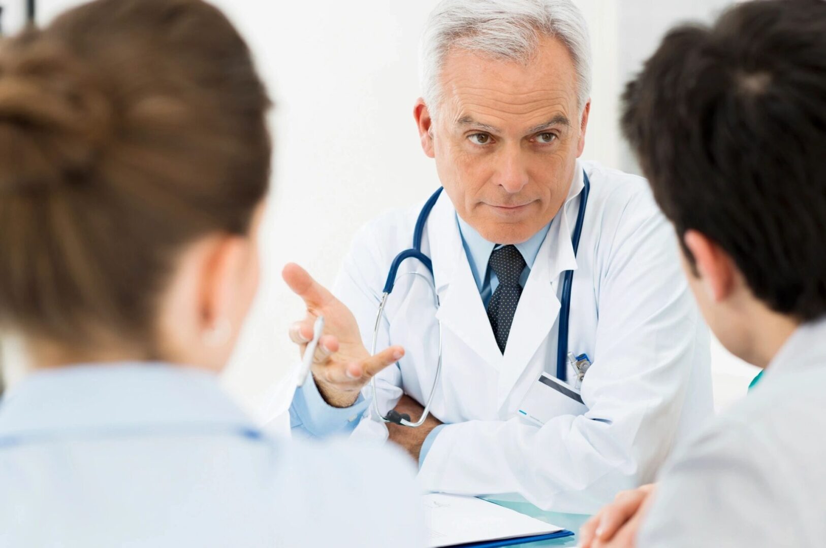 fm=f_5729 A doctor is talking to two other doctors.