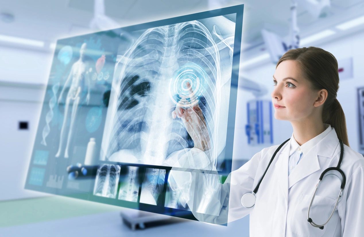 fm=f_6y6pwQk A doctor is looking at an x-ray on the screen.